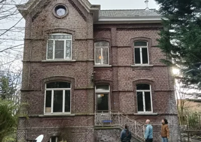 Voorgevel historische woning in Sas van Gent tijdens voorbereiding ecologische renovatie