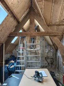 Aanbrengen van houtvezelisolatie in kapconstructie van historische woning in Sas van Gent