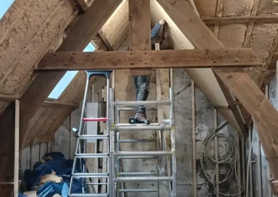 Aanbrengen van houtvezelisolatie in kapconstructie van historische woning in Sas van Gent