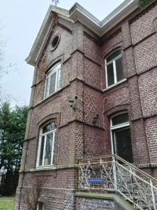 Detail van karakteristiek metselwerk bij historische woning in Sas van Gent