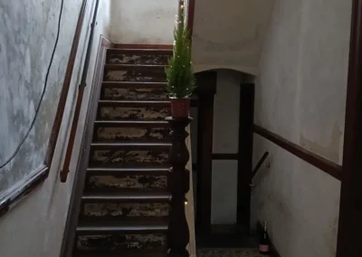 Interieur met originele trap en tegelvloer in historische woning Sas van Gent