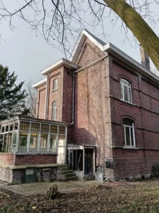 Karakteristieke bakstenen gevel van historische woning in Sas van Gent vóór duurzame renovatie