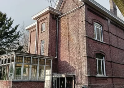 Karakteristieke bakstenen gevel van historische woning in Sas van Gent vóór duurzame renovatie