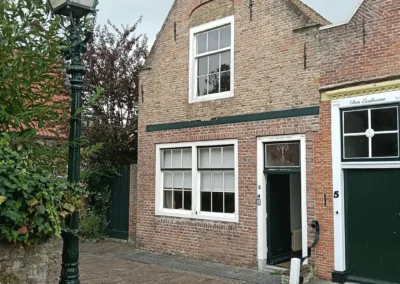 Authentieke voorgevel van het gemeentelijk monument in Veere dat biobased verbouwd wordt