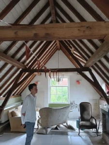 Karakteristieke bakstenen gevel van historische woning in Sas van Gent vóór duurzame renovatie